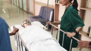 Acil servis. Hemşire ve kıdemli doktor ekibi acil durum sedyesi taşıyıcılarını hastanedeki kıdemli hastaları, doktorları, ameliyat önlüğü giymiş hemşireleri ve beyaz önlüklüleri itmekle meşguller.