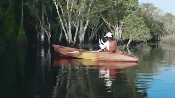 Indietro Giovane Donna Adulta Pagaiare Canoa Kayak Lago Nella Giornata — Video Stock