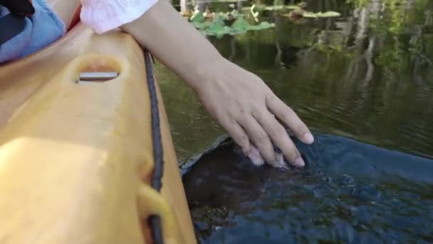 Närbild Tillbaka Ung Vuxen Kvinna Hand Kajakpaddling Kanot Båt Sjö — Stockvideo