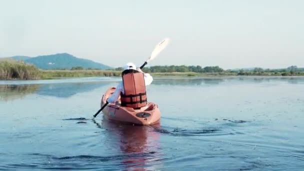 Tillbaka Ung Vuxen Kvinna Paddling Kajak Kanot Sjö Sommardagen Landsbygdslandskapet — Stockvideo