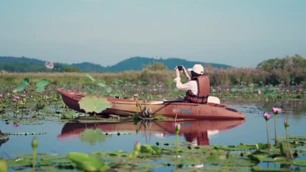 Молодая Взрослая Женщина Каноэ Озере Фотографирует Природные Пейзажи Смартфоне Летний — стоковое видео