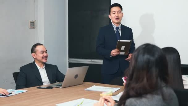 Gente Negocios Equipo Seguro Trabajar Comunicarse Juntos Sala Reuniones Oficina — Vídeos de Stock