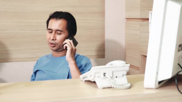 Enfermero Sentado Mostrador Oficina Llamando Teléfono Inteligente Hablando Con Paciente — Vídeos de Stock