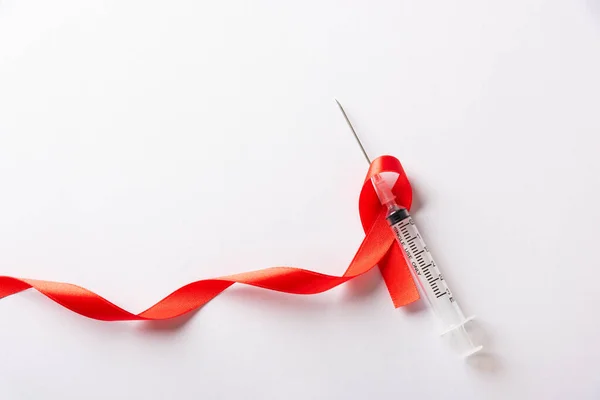 红弓带象征Hiv Aids癌症意识和带阴影的注射器 工作室拍摄白色背景 医疗性概念 世界艾滋病日 — 图库照片