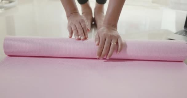 Mujer Rodando Estera Yoga Rosa Antes Después Preparación Del Deporte — Vídeo de stock