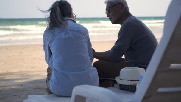 Happy Asian Family Senior Couple Sitting Chairs Backs Beach Travel — Stock video