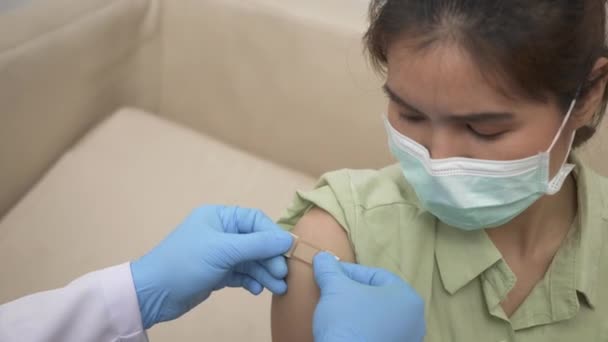 Szczepienie Lekarz Człowiek Wstrzyknięciu Szczepionka Koronawirus Młodej Kobiety Ramię Gumowe — Wideo stockowe