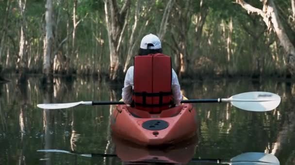 Giovane Donna Adulta Kayak Barca Canoa Lago Scatta Foto Scenario — Video Stock