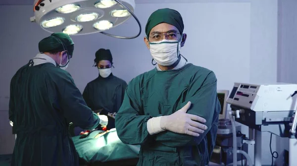 Kolları Çapraz Cerrah Pozu Veren Doktor Hastanedeki Kardiyovasküler Acil Cerrahi — Stok fotoğraf