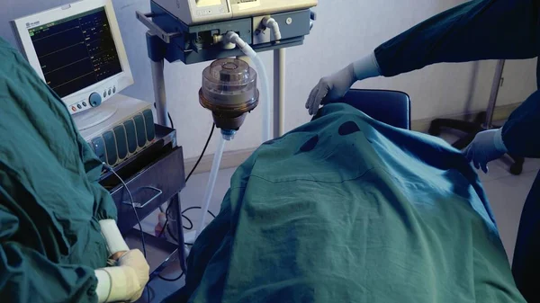 Оперує Мертвий Хірург Хірург Який Закриває Обличчя Ліжку Команда Лікарів — стокове фото