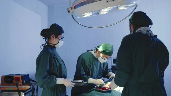 Sebészeti Sebész Csapat Végzi Műtétet Csoportos Sebész Dolgozik Műtőben Áramszedő — Stock Fotó