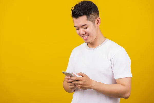 Aziatische Knappe Jongeman Glimlachen Positief Met Behulp Van Smartphone Touch — Stockfoto