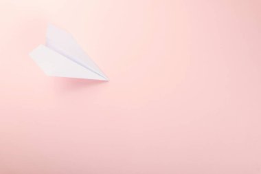 Kağıt uçak mektup belgesi mesajı. Üst görünüm uçak yolculuğunun tasarımı gibi, pembe arkaplan üzerinde izole edilmiş, kopyalama alanı için boş alan