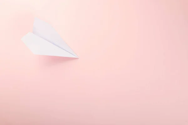 纸质平面信件文档消息 飞机旅行的顶视图模拟设计 用粉色背景隔离 空白空间作为复制空间 — 图库照片