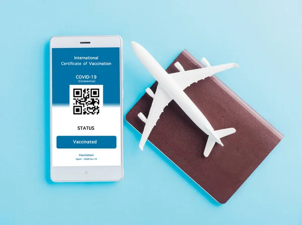 Υπόδειγμα Αεροπλάνου Διαβατήριο Και Κάρτα Ασυλίας Είναι Τοποθετημένα Εφαρμογή Smartphone — Φωτογραφία Αρχείου