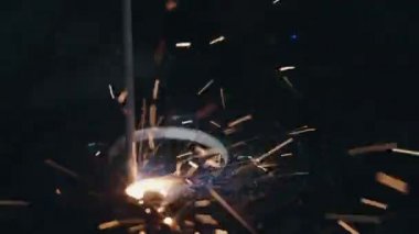 Elektrikli kaynak makinesi kullanan kapanış işçisi el işçiliği ile çelik kaynaklama, metal kaynak çeliği üretim fabrikasında kıvılcımlar saçtı.