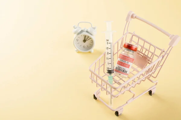 Shopping Cart Vaccine Vials Bottles Syringes Vaccination Coronavirus Medicine Illness — Stock Photo, Image