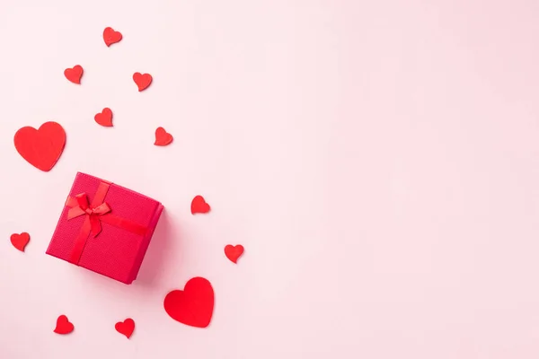 Valentijnsdag Achtergrond Rode Geschenkdoos Met Lint Strik Hout Rode Harten — Stockfoto