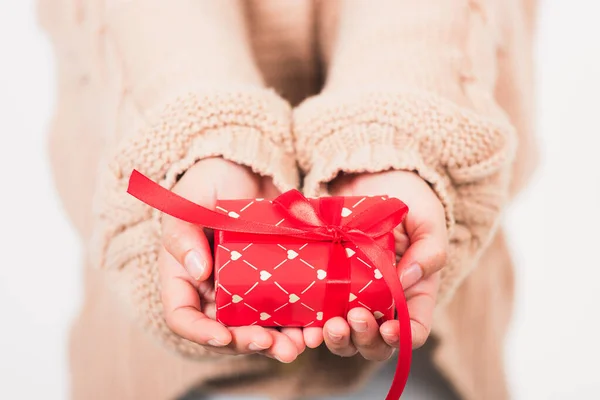 Валентинів День Жінки Красуні Тримають Маленьку Коробку Подарунками Загорнуті Папір — стокове фото