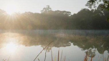 Sabah sisi, serin bir eylül sabahında bir göl eyaleti güneşinin doğuşunu kaldırıyor.