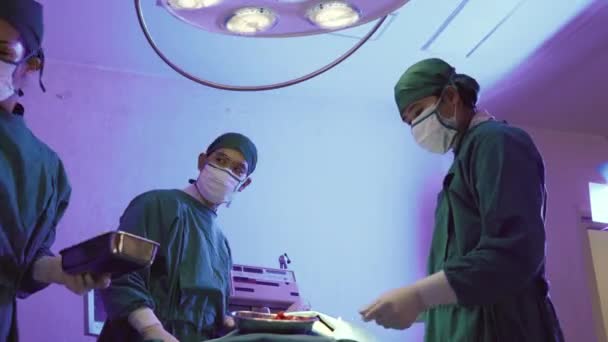 Lékařský Chirurgický Tým Provádějící Chirurgický Zákrok Skupinový Chirurg Pracující Operačním — Stock video
