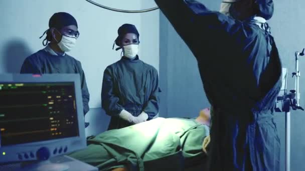 病死的外科医生在病床上盖脸完成手术 外科医生小组在医院手术室为病人做手术 手术失败的概念 — 图库视频影像