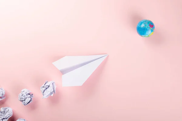 纸飞机旅游 飞机旅行与环球 教育或创新折纸飞机的顶级造型设计 与粉色背景隔离 飞航世界 — 图库照片