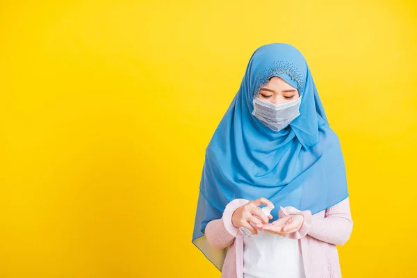 亚洲穆斯林阿拉伯裔阿拉伯裔穆斯林美丽的年轻女子的画像伊斯兰宗教戴头巾戴头巾戴口罩戴口罩保护她检疫的疾病 — 图库照片