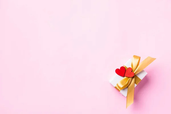 Valentines Day Background Concept Bílá Dárková Krabička Zlatou Mašlí Dřevěnou — Stock fotografie