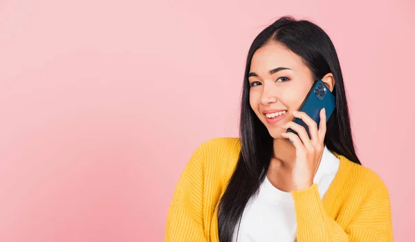 Ritratto Asiatico Felice Bella Giovane Donna Sorriso Parlando Smartphone Cercando — Foto Stock