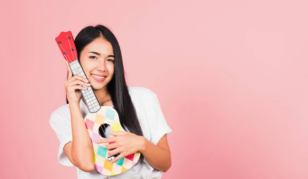 Retrato Feliz Asiática Hermosa Mujer Joven Confiada Sonriente Cara Mantenga —  Fotos de Stock