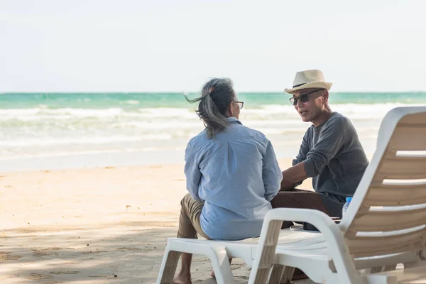 Boldog Ázsiai Család Idős Pár Székek Háttal Strand Utazás Nyaralás — Stock Fotó