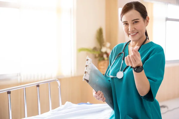 Porträt Einer Lächelnden Krankenschwester Oder Medizinisches Personal Machen Ein Mini — Stockfoto