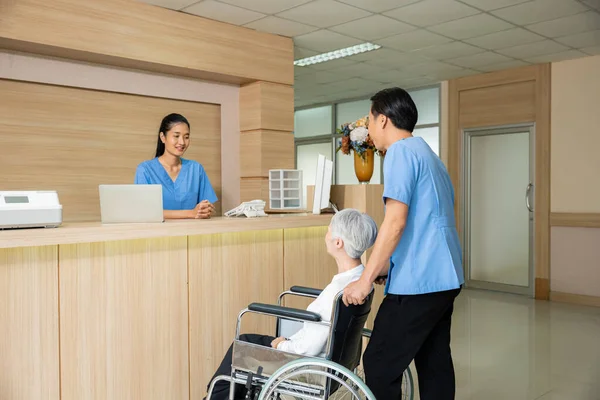 Paciente Anciano Sentado Silla Ruedas Reunirse Hablar Con Enfermera Personal —  Fotos de Stock