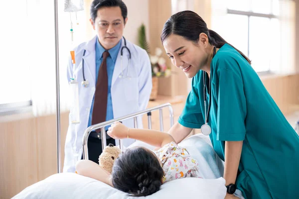 Pediatrician Visiting Parents Child Hospital Bed Ward Doctor Nurse Meet — Stock Photo, Image