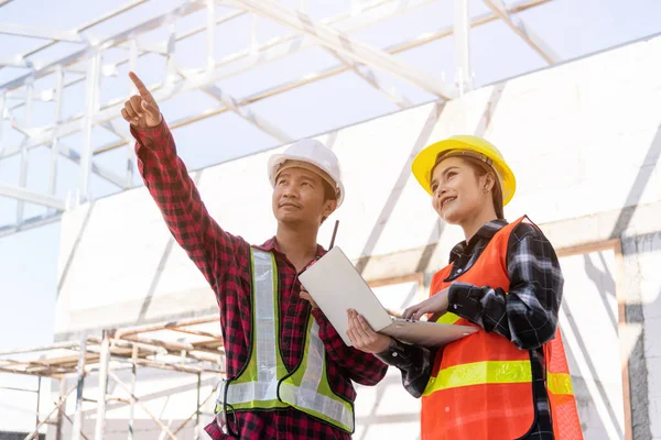 Asiatisk Ingenjör Förman Arbetare Man Och Kvinna Som Arbetar Byggarbetsplatsen — Stockfoto