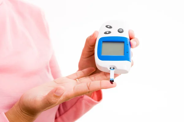 Nahaufnahme Hände Frau Messen Glukosetest Mit Blut Finger Von Glukometer — Stockfoto