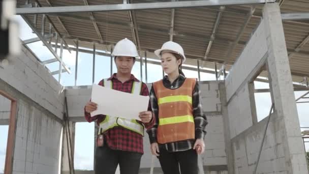 Arquiteto Cliente Discutindo Plano Com Planta Edifício Canteiro Obras Asiático — Vídeo de Stock
