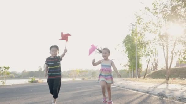 Jumelles Sœurs Asiatique Enfant Garçon Fille Courir Jouer Avec Pinwheels — Video