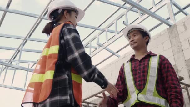 Arquitecto Asiático Ingeniero Trabajador Mujer Hombre Casco Protector Uniforme Estrechando — Vídeo de stock
