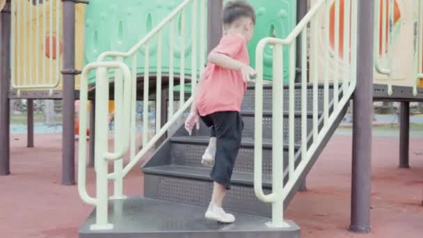 Азиатский Ребенок Улыбается Играя Слайдер Бар Игрушка Открытом Воздухе Игровая — стоковое видео