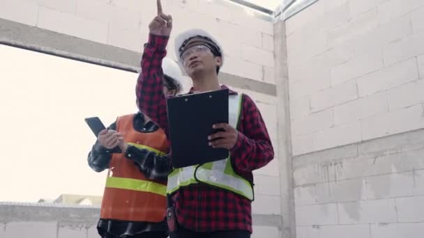 Dois Asiáticos Engenheiro Capataz Arquiteto Trabalhador Homem Mulher Falando Canteiro — Vídeo de Stock