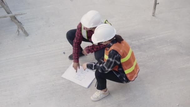 Mimar Müvekkil Inşaat Alanının Zeminindeki Binanın Planıyla Ilgili Yardım Planlarını — Stok video