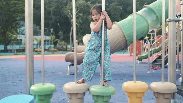Asiatisches Kind Beim Spielen Auf Dem Spielplatz Freien Fröhliches Vorschulkind — Stockvideo