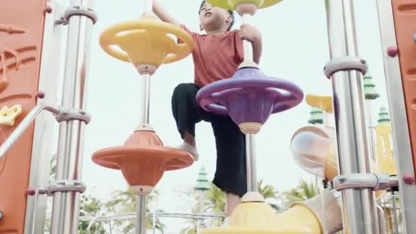 Enfant Asiatique Jouant Sur Une Aire Jeux Extérieure Heureux Enfant — Video