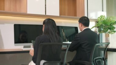 Mutlu, eğlenceli iş kadını heyecanlı. Mutlu, başarılı, başarılı, başarılı bir proje haberi. Ve ekibine akıllı telefondan sonuç veriyor.