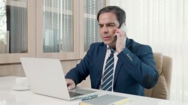 Stresli işadamı çalışma yerinde otururken hasta ve yorgun hissediyor, sinirli ve sinirlenmiş gergin, iş adamı dizüstü bilgisayarla çok çalışıyor mutsuz ve işinde başarısız.