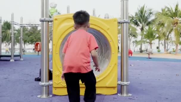 Azjatyckie Dziecko Bawiące Się Świeżym Powietrzu Placu Zabaw Szczęśliwe Przedszkolne — Wideo stockowe
