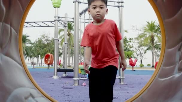 Азиатский Ребенок Играющий Открытой Площадке Счастливый Дошкольный Ребенок Веселый Время — стоковое видео