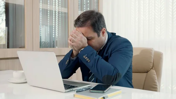 Empresario Estresado Sintiéndose Enfermo Cansado Mientras Estaba Sentado Lugar Trabajo —  Fotos de Stock